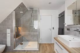 Badezimmer Ideen Modernes Bad Bad Mit Schrage In 2020 Badezimmer Badezimmer Gestalten Schone Badezimmer