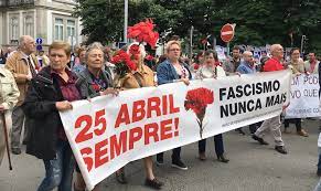 A revolução dos cravos é lembrada em duas exposições que chegam este sábado ao espaço virtual. A Revolucao Dos Cravos E A Comemoracao De 25 De Abril Em Portugal 360meridianos