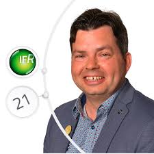 PRÉSENTATION CANDIDATS] ✓ Patrice LAMBERT (21) Patrice Lambert, dit Wilson,  habite le village de Sassor. Agé de 46 ans, compagnon de Fabienne Brance,  il est le père et le beau-père comblé de