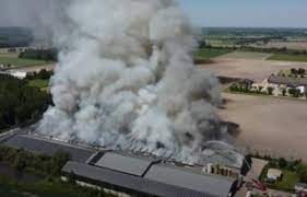 De brand brak rond 14.00 uur door nog onbekende oorzaak uit en. Grote Brand Legt Varkensstal Nederweert In De As Nieuwe Oogst