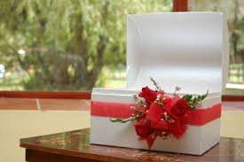 Realizar manualidades con cajas y decorar múltiples espacios en casa es una forma fácil y divertida de crear nuestras propias decoraciones. Cofres Para Sobres De Bodas Buscar Con Google Lazo De Boda Lluvia De Sobres Recuerdos De Boda