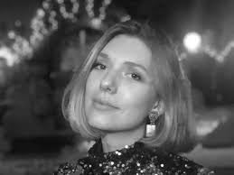 Eliza Arnold's Instagram, Twitter & Facebook