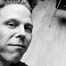 Say hi to Leon Corsten! Overdag puzzelt hij aan projecten, teams en  toekomst. 's Avonds aan oldtimers en schilderijen. 🎨 Onze nieuwe  projectmanager legt graag alle puzzelstukjes van jouw…