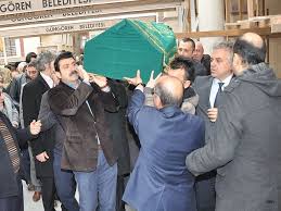 İlk eşi oyuncu i̇smail hakkı sunat'ı acı bir olay sonucu kaybeden deniz uğur, oğlu engin deniz'in sevgisi ile zor dönemi atlattığını dile getirdi. Engin Deniz Sunat