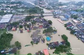 Bencana alam sendiri merupakan peristiwa alam yang dapat membawa akibat sangat besar bagi makhluk hidup pada umumnya, terutama bagi kehidupan manusia. Gambar Gambar Suasana Banjir Di Pantai Info Kemalangan Bencana Malaysia Facebook