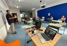 Pensar o presente, para responder aos desafios do amanhã. Colegio Base A La Vanguardia Educativa Gracias A Sus Aulas Hibridas Exito Educativo