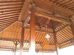 Jumlah ini adalah merupakan simbol adanya pengaruh kekuatan yang berasal dari empat penjuru mata angin, atau biasa disebut konsep pajupat.dalam konsep ini, manusia dianggap berada di tengah perpotongan arah mata angin, tempat yang dianggap mengandung getaran magis yang amat tinggi. Rumah Joglo Kudus Gebyok Ukiran Bahan Kayu Jati Sokoguru 20cm Tumpangsari Ukiran Surakarta Jualo
