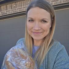 I waited at bush league 2 minutes for my beer, and 7 minutes for my  appetizer… Outrageous ! Will not be back, tonight… because I'm staying til  they close. To no surprise,