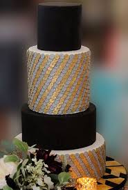 Hochzeitstorte In Schwarz Gold Und Silber Torte Zur Goldenen Hochzeit Hochzeitstorte Fotos Hochzeitstorte