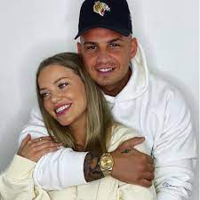 Wie im vorfeld versprochen hat der sänger am samstag (19. Pietro Lombardi Und Freundin Laura Begrussen Ihr Neues Familienmitglied Gala De