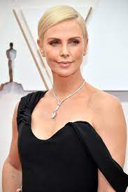 Charlize theron is a south african and american actress and producer. Charlize Theron Ihre Oscar Frisur Verbirgt Eine Uberraschung Vogue Germany