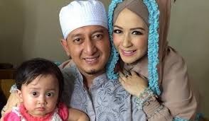 Kisah motor dan barang peninggalan alm uje tuntas. Setahun Lebih Bercerai Ustadz Zacky Mirza Shinta Tanjung Niat Rujuk