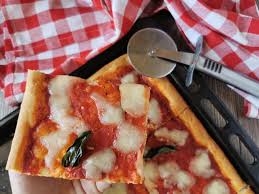 Potete anche congelare l'impasto dopo tutte le lievitazioni e scongelarlo in frigo e poi a temperatura ambiente, così da utilizzarlo all'occorrenza. Pizza Croccante In Teglia Bimby Ricetta Economica