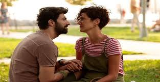 Berguzar Korel Ve Engin Akyurekin Filmi Bir Ask Iki Hayattan Ilk Haber Geldi Kisa Sac Kesimleri Koreli Saci Sac Kesimi