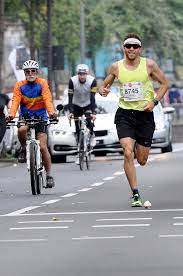 Mickie krause zeigt sich wegen lukas podolski ohne perücke! Mickie Krause Beim Marathon Mit Gewohnter Frisur Mit Perucke Creative Commons Bilder