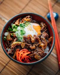 Beef teriyaki menggunakan daging sapi yang diiris tipis kemudian dimasak dengan saus teriyaki buatan sendiri. Yoshinoya Style Gyudon Japanese Beef Rice Bowl Adamliaw Com