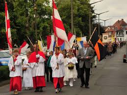In würzburg zogen zu diesem fest hunderte gläubige in einer prozession durch die straßen. Fotos Fronleichnamsprozession Und Katzenkopp Schiessen Fritzlar Fritzlar Homberg