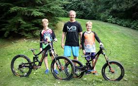 We ride small mountain bikes down the local mtb trails and send it full speed through the bike. Mini Beast Downhill Mtb 20 Meekboyz