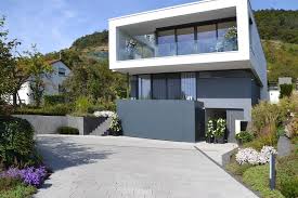 Garageneinfahrt Am Hang Mit Ideen Kuhles 5 Und Ehrfurchtiges Uber Minimalistisches Badezimmer Spitze Hauswand Haus Design Haus Aussenbereiche