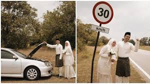 #foto prewedding berhijab romantis, # foto prewedding. Tanpa Direncanakan Foto Prewedding Saat Mobil Mogok Ini Keren Banget Hot Liputan6 Com