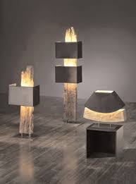 Modern Meets Rustikal Die Stehlampe Antonia Wird Aus Antiken Eichenbalken Gefertigt Und Mit Modernen Lampenschirmen A Stehlampe Holz Stehleuchte Holz Stehlampe