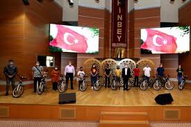 Şahinbey belediyesi derslerinde başarılı olan öğrencileri ödüllendirmek ve ayrıca spora teşvik etmek amacıyla 1453 bisiklet dağıtımı gerçekleştirdi. Dogalgaz Mujdesini Tahmin Eden 40 Kisiye Bisiklet Hediye Edildi Bursada Bugun Bursa Bursa Haber Bursa Haberi Bursa Haberleri Bursa