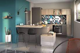 cuisine tout en contraste de couleurs association de gris brun de bois lumineux et de couleur bleue belle cuisine cuisine grise et bois idees pour la maison
