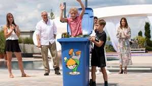 Man munkelt, es sei eine wette gewesen. Zdf Fernsehgarten Lilli Und Julius Bille Begeistern Mit Ihrem Mulltonnen Flic Flac Neu Isenburg