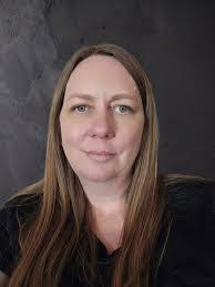 Carolyn Bateman's Instagram, Twitter & Facebook