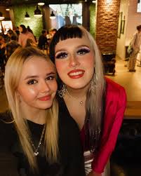 A VERY SPECIAL N FUN WEEKEND EEEEE 🥹🥂💖💜🖤 I <3 getting together with  the people who make me laugh n smile so much!!!!! Swipe for freakin  PRECIOUS CATS @whisker_wonderland_cat_lounge! I love dumpin'