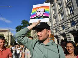Darstellungen, die von der heterosexuellen norm abweichen, sind in ungarn durch ein neues gesetz stark zensiert. Ungarn Verabschiedet Umstrittenes Lgbt Gesetz Sn At