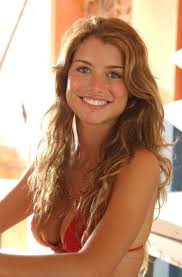 Brazilian actress who starred as mônica paiva (nina) in the telenovela como uma onda and as luciana in viver a vida. Da Cor Do Pecado Alinne Moraes Famousfix Com Post