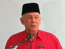 Bekas ketua menteri melaka, tan sri abdul rahim thamby chik, didakwa di mahkamah sesyen shah alam , atas tuduhan. Bernama Former Melaka Cm Abdul Rahim Quits Umno