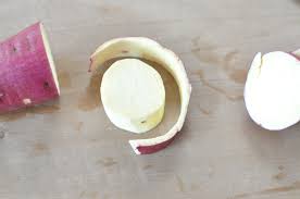 さつまいもの皮むきをマスター！レンジで加熱後の簡単なむき方も解説 - macaroni