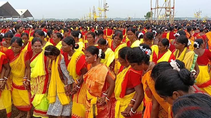 करम महोत्सव में पहुंचे सीएम शुभेंदु अधिकारी का बड़ा ऐलान: UCC के दायरे से बाहर रहेगा कुड़मी समाज - suvendu adhikari announces kurmi exemption from ucc in purulia
