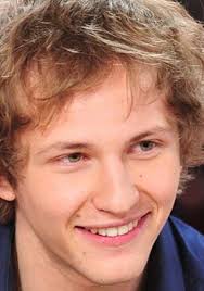 Downton abbey is hosting a lavish christmas party, yet despite being the season of goodwill, tensions are rife and bates' arrest has cast a shadow over the festivities. Mathieu Spinosi Acteur Interprete Premiere Fr