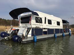 Tchibo verkauft jetzt auch hamburger wohnwagen boote hanna lotte mikuteit dietmar kleenlof hat vor der tchibo zentrale in hamburg in seinem hausboot platz genommen. Wassercamper Mit Dem Eigenen Wohnwagen Auf Das Wasser Camping Auf Dem Wasser