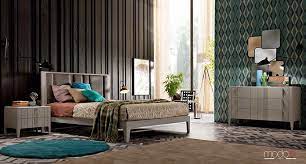 Camera letto modo10 collezione domino in noce canaletto composta da gruppo comò e comodini con piedini, letto modello butterfly con testata e giroletto imbottito tessuto a scelta categoria a , armadio con specchio trasparente, rete a doghe compresa (no specchio como'). Domino Modo10 Furniture Home Decor Bedroom Furniture