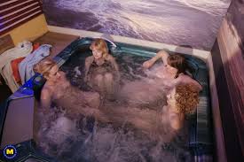 Mature naked ladies loving to unwind and relax at a spa - Mature.nl