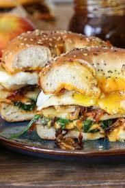 Birnen Apfel Cheddar Karamellisierte Zwiebel Gegrillter Kase Bagel Sandwiches Theroaste Apfel Bagel Bi Essensrezepte Rezepte Bagels Rezept