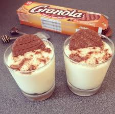 Separer Les Jaunes D Oeufs Des Blancs Dans Un Saladier Faire Blanchir Les Jaunes D Oeufs Avec Les Sucres Ajouter Tiramisu Recette Tiramisu Granola Recette