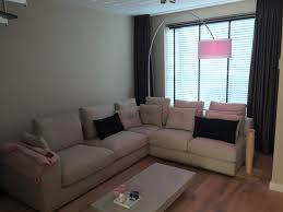 hoekbank goossens met lamp met philips hue salon tafel betonlook xooon hoekbank huis