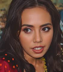 Paty chapoy viste Carolina Herrera