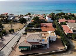 Per quanto sia arduo spiegare a parole le bellezze delle spiagge di calabria, proviamo a descrivervi ilparadiso che si staglia a picco sul con un mare che riesce ad assumere ogni giorno e ogni ora sfumature dalla bellezza incomparabile, la costa di capo vaticano annovera le spiagge più. Casa Vacanze Margherita Capo Vaticano Prezzi Aggiornati Per Il 2021