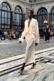 .sur 10 looks signature du style de victoria beckham, qui ont dessiné les contours des tendances 2020. Victoria Beckham Enthullt Ihre Neue Beauty Linie News Defiles 1137606