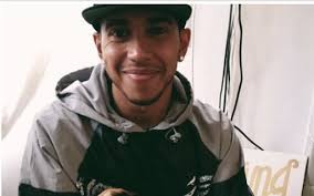 Lewis Hamilton emociona fãs ao noticiar a morte de cachorrinha em seus  braços: “Coração partido”