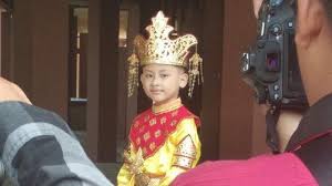 The first being the baju long sleeved shirt itself which has a raised stiff collar known as the cekak musang collar literally foxs lease. Sosok Anak Suku Tidung Yang Dituding Pakai Baju China Di Rp 75000 Bapak Ibu Asli Melayu Pontianak Tribun Sumsel