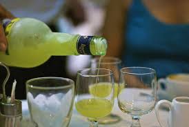 Limoncello fatto in casa, la preparazione. Come Fare Il Limoncello In Casa Ricetta Tradizionale Informaebelli