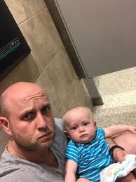 男廁沒尿布台！暖爸被迫「放腿上克難換」PO網成功改變世界| TEEPR 亮新聞