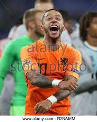 His jersey number is 10. Gelsenkirchen Deutschland 19 Nov 2018 Firo 19 11 2018 Fussball Landerspiel National Team Saison 2018 2019 Liga Uefa Nationen Ger Deutschland Ned Niederlande Holland 2 2 Ned Memphis Depay Endgultige Jubel Jubel Klatschen Winkte